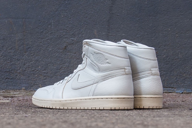 クラシックな雰囲気は残しつつも上品さを追求した Air Jordan 1 “Pure Platinum” が登場 ユーズド感のあるソールやシュータン部分のレザーパッチなど、適度にこなれ感を付与したAJ1をチェック Nike ナイキ Converse コンバース Jordan Brand ジョーダン ブランド Pure Platinum オールホワイト Off-White™️ オフホワイト Virgil Abloh ヴァージル・アブロー The Ten Air Jordan 1 High ユーズド ミッドソール プレミアムレザー ジャンプマンロゴ CornerStreet 150ドル 約15,922円 HYPEBEAST ハイプビースト