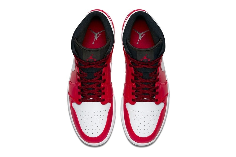 ブラックの割合を極端に減らした Air Jordan 1 Mid “Chicago” が登場 ファン垂涎の最新モデルはメタリック加工を施したシューレースが肝 フルグレインレザー Air Jordan 1“White/Royal” Jordan Brand ジョーダン ブランド Chicago シカゴ Air Jordan 1 Mid メタリック Nike ナイキ シカゴ・ブルズ HYPEBEAST ハイプビースト