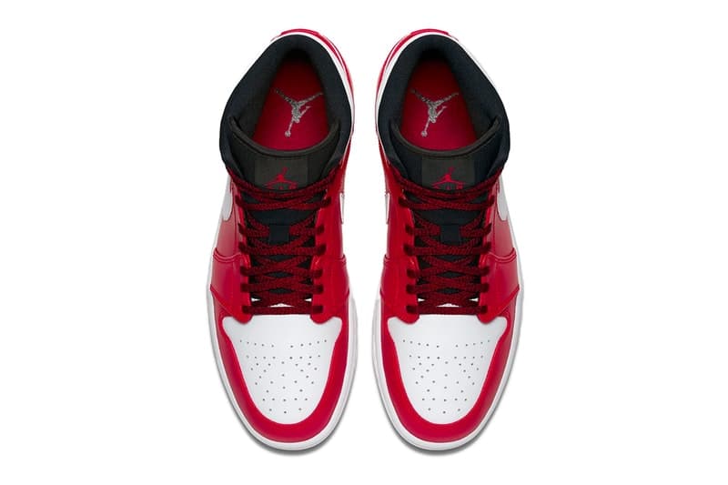 ブラックの割合を極端に減らした Air Jordan 1 Mid “Chicago” が登場 ファン垂涎の最新モデルはメタリック加工を施したシューレースが肝 フルグレインレザー Air Jordan 1“White/Royal” Jordan Brand ジョーダン ブランド Chicago シカゴ Air Jordan 1 Mid メタリック Nike ナイキ シカゴ・ブルズ HYPEBEAST ハイプビースト