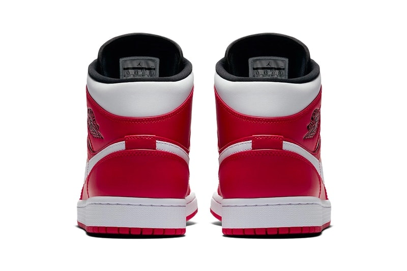 ブラックの割合を極端に減らした Air Jordan 1 Mid “Chicago” が登場 ファン垂涎の最新モデルはメタリック加工を施したシューレースが肝 フルグレインレザー Air Jordan 1“White/Royal” Jordan Brand ジョーダン ブランド Chicago シカゴ Air Jordan 1 Mid メタリック Nike ナイキ シカゴ・ブルズ HYPEBEAST ハイプビースト