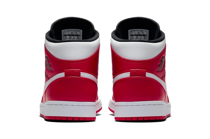 ブラックの割合を極端に減らした Air Jordan 1 Mid “Chicago” が登場 ファン垂涎の最新モデルはメタリック加工を施したシューレースが肝 フルグレインレザー Air Jordan 1“White/Royal” Jordan Brand ジョーダン ブランド Chicago シカゴ Air Jordan 1 Mid メタリック Nike ナイキ シカゴ・ブルズ HYPEBEAST ハイプビースト