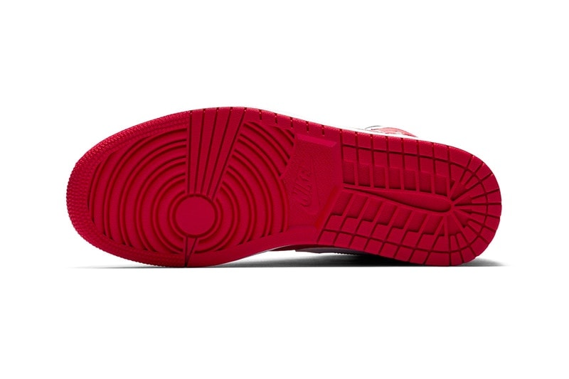 ブラックの割合を極端に減らした Air Jordan 1 Mid “Chicago” が登場 ファン垂涎の最新モデルはメタリック加工を施したシューレースが肝 フルグレインレザー Air Jordan 1“White/Royal” Jordan Brand ジョーダン ブランド Chicago シカゴ Air Jordan 1 Mid メタリック Nike ナイキ シカゴ・ブルズ HYPEBEAST ハイプビースト
