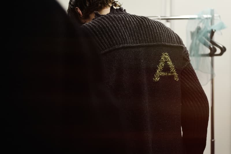 並々ならぬ情熱が直に伝わる AMBUSH 初のランウェイの舞台裏に密着