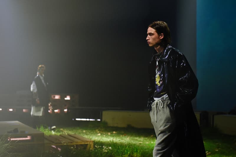 並々ならぬ情熱が直に伝わる AMBUSH 初のランウェイの舞台裏に密着