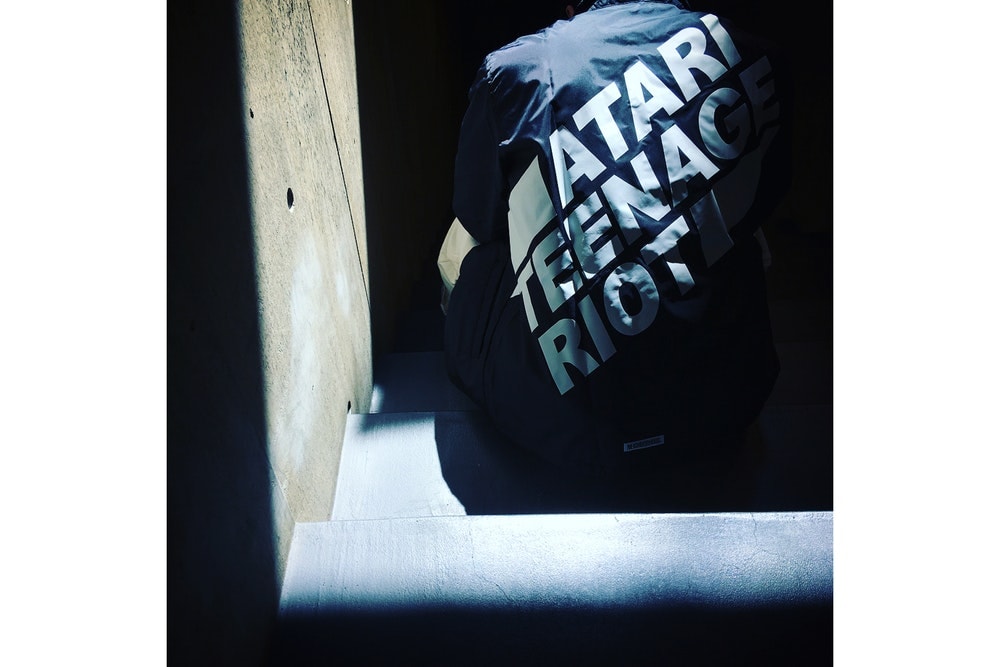 NEIGHBORHOOD がベルリン発のデジタルハードコアバンド Atari Teenage Riot との最新カプセルコレクションを発表 東コレの特別プログラム“AT TOKYO”に照準を合わせ、グラフィックロゴを多用した注目アイテムがラインアップ Amazon Fashion Week TOKYO 2018 A/W 特別プログラム AT TOKYO NEIGHBORHOODネ イバーフッド ドイツ ベルリン デジタルハードコアバンド Atari Teenage Riot アタリ・ティーンエイジ・ライオット Instagram ATR レーベルネーム アナーキズム コーチジャケット ミリタリージャケット フーディ ロングスリーブTシャツ Amazon Japan Anti Social Social Club アンチ・ソーシャル・ソーシャル・クラブ インスタグラム HYPEBEAST ハイプビースト