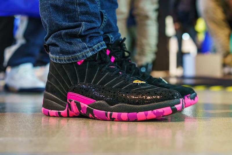 #Onfeet at atmos con Vol.4 『HYPEBEAST』で度々紹介してきたモデルからSSS級のレア度を誇る逸足まで、日本のヘッズの力を思い知る圧巻のスニーカースナップをご覧あれ 『atmos(アトモス)』が主催するスニーカーの祭典「atmos con」は、今年で早くも4度目の開催を迎えた。そこで『HYPEBEAST』は昨年に引き続き、足元スナップこと“#Onfeet”を敢行。さすがは世界一のスニーカー大国、日本。Virgil Abloh(ヴァージル・アブロー)x〈Nike(ナイキ)〉の“The Ten”シリーズを筆頭に、原宿のストアがパニック状態に陥ったことも記憶に新しい〈Levi's®(リーバイス)〉のAir Jordan 4、今野直隆が手がけたMAGIC STICK AF1 VIP、YEEZY BOOST 700 Wave Runner、YEEZY Desert Rat 500、〈Calabasas(カラバサス)〉のYEEZY Powerphaseなど、会場は我々が度々紹介してきたレアスニーカーで埋め尽くされていた。だが、編集部一同が騒然としたのは、Kanye West(カニエ・ウェスト)と〈A BATHING APE®️(ア ベイシング エイプ)〉が2007年にリリースしたBapesta。“Good Morning”にも登場する熊のキャラクターをヒールにあしらった本作は、『ebay』に30万円超えで出品されるほど希少価値の高い一足なのだ。 「atmos con」に集結したヘッズのスニーカー集は、上のフォトギャラリーから。あわせて、#Onfeetのアーカイブもチェックしてみてはいかがだろうか。