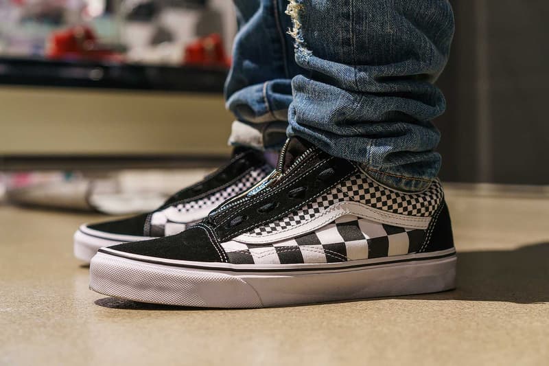 #Onfeet at atmos con Vol.4 『HYPEBEAST』で度々紹介してきたモデルからSSS級のレア度を誇る逸足まで、日本のヘッズの力を思い知る圧巻のスニーカースナップをご覧あれ 『atmos(アトモス)』が主催するスニーカーの祭典「atmos con」は、今年で早くも4度目の開催を迎えた。そこで『HYPEBEAST』は昨年に引き続き、足元スナップこと“#Onfeet”を敢行。さすがは世界一のスニーカー大国、日本。Virgil Abloh(ヴァージル・アブロー)x〈Nike(ナイキ)〉の“The Ten”シリーズを筆頭に、原宿のストアがパニック状態に陥ったことも記憶に新しい〈Levi's®(リーバイス)〉のAir Jordan 4、今野直隆が手がけたMAGIC STICK AF1 VIP、YEEZY BOOST 700 Wave Runner、YEEZY Desert Rat 500、〈Calabasas(カラバサス)〉のYEEZY Powerphaseなど、会場は我々が度々紹介してきたレアスニーカーで埋め尽くされていた。だが、編集部一同が騒然としたのは、Kanye West(カニエ・ウェスト)と〈A BATHING APE®️(ア ベイシング エイプ)〉が2007年にリリースしたBapesta。“Good Morning”にも登場する熊のキャラクターをヒールにあしらった本作は、『ebay』に30万円超えで出品されるほど希少価値の高い一足なのだ。 「atmos con」に集結したヘッズのスニーカー集は、上のフォトギャラリーから。あわせて、#Onfeetのアーカイブもチェックしてみてはいかがだろうか。
