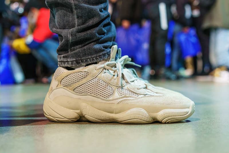 #Onfeet at atmos con Vol.4 『HYPEBEAST』で度々紹介してきたモデルからSSS級のレア度を誇る逸足まで、日本のヘッズの力を思い知る圧巻のスニーカースナップをご覧あれ 『atmos(アトモス)』が主催するスニーカーの祭典「atmos con」は、今年で早くも4度目の開催を迎えた。そこで『HYPEBEAST』は昨年に引き続き、足元スナップこと“#Onfeet”を敢行。さすがは世界一のスニーカー大国、日本。Virgil Abloh(ヴァージル・アブロー)x〈Nike(ナイキ)〉の“The Ten”シリーズを筆頭に、原宿のストアがパニック状態に陥ったことも記憶に新しい〈Levi's®(リーバイス)〉のAir Jordan 4、今野直隆が手がけたMAGIC STICK AF1 VIP、YEEZY BOOST 700 Wave Runner、YEEZY Desert Rat 500、〈Calabasas(カラバサス)〉のYEEZY Powerphaseなど、会場は我々が度々紹介してきたレアスニーカーで埋め尽くされていた。だが、編集部一同が騒然としたのは、Kanye West(カニエ・ウェスト)と〈A BATHING APE®️(ア ベイシング エイプ)〉が2007年にリリースしたBapesta。“Good Morning”にも登場する熊のキャラクターをヒールにあしらった本作は、『ebay』に30万円超えで出品されるほど希少価値の高い一足なのだ。 「atmos con」に集結したヘッズのスニーカー集は、上のフォトギャラリーから。あわせて、#Onfeetのアーカイブもチェックしてみてはいかがだろうか。
