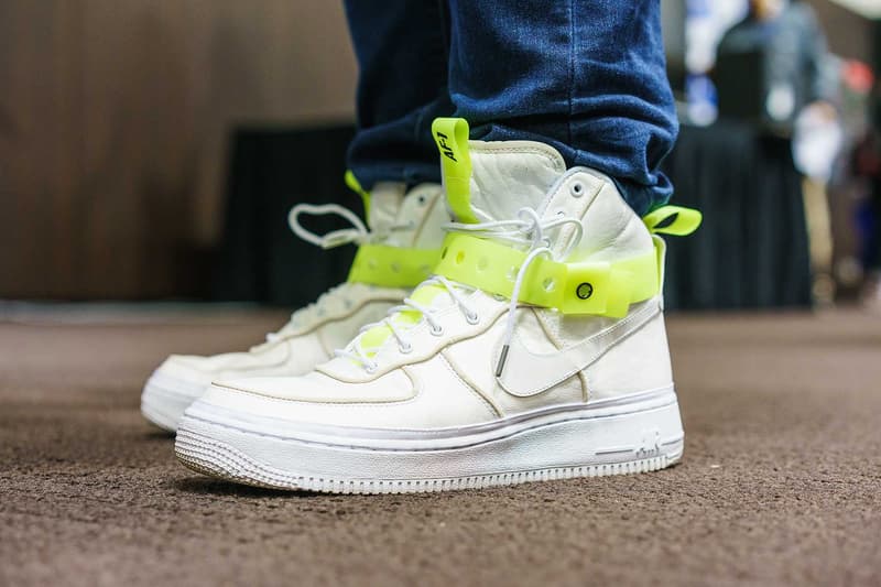 #Onfeet at atmos con Vol.4 『HYPEBEAST』で度々紹介してきたモデルからSSS級のレア度を誇る逸足まで、日本のヘッズの力を思い知る圧巻のスニーカースナップをご覧あれ 『atmos(アトモス)』が主催するスニーカーの祭典「atmos con」は、今年で早くも4度目の開催を迎えた。そこで『HYPEBEAST』は昨年に引き続き、足元スナップこと“#Onfeet”を敢行。さすがは世界一のスニーカー大国、日本。Virgil Abloh(ヴァージル・アブロー)x〈Nike(ナイキ)〉の“The Ten”シリーズを筆頭に、原宿のストアがパニック状態に陥ったことも記憶に新しい〈Levi's®(リーバイス)〉のAir Jordan 4、今野直隆が手がけたMAGIC STICK AF1 VIP、YEEZY BOOST 700 Wave Runner、YEEZY Desert Rat 500、〈Calabasas(カラバサス)〉のYEEZY Powerphaseなど、会場は我々が度々紹介してきたレアスニーカーで埋め尽くされていた。だが、編集部一同が騒然としたのは、Kanye West(カニエ・ウェスト)と〈A BATHING APE®️(ア ベイシング エイプ)〉が2007年にリリースしたBapesta。“Good Morning”にも登場する熊のキャラクターをヒールにあしらった本作は、『ebay』に30万円超えで出品されるほど希少価値の高い一足なのだ。 「atmos con」に集結したヘッズのスニーカー集は、上のフォトギャラリーから。あわせて、#Onfeetのアーカイブもチェックしてみてはいかがだろうか。