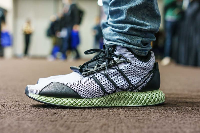 #Onfeet at atmos con Vol.4 『HYPEBEAST』で度々紹介してきたモデルからSSS級のレア度を誇る逸足まで、日本のヘッズの力を思い知る圧巻のスニーカースナップをご覧あれ 『atmos(アトモス)』が主催するスニーカーの祭典「atmos con」は、今年で早くも4度目の開催を迎えた。そこで『HYPEBEAST』は昨年に引き続き、足元スナップこと“#Onfeet”を敢行。さすがは世界一のスニーカー大国、日本。Virgil Abloh(ヴァージル・アブロー)x〈Nike(ナイキ)〉の“The Ten”シリーズを筆頭に、原宿のストアがパニック状態に陥ったことも記憶に新しい〈Levi's®(リーバイス)〉のAir Jordan 4、今野直隆が手がけたMAGIC STICK AF1 VIP、YEEZY BOOST 700 Wave Runner、YEEZY Desert Rat 500、〈Calabasas(カラバサス)〉のYEEZY Powerphaseなど、会場は我々が度々紹介してきたレアスニーカーで埋め尽くされていた。だが、編集部一同が騒然としたのは、Kanye West(カニエ・ウェスト)と〈A BATHING APE®️(ア ベイシング エイプ)〉が2007年にリリースしたBapesta。“Good Morning”にも登場する熊のキャラクターをヒールにあしらった本作は、『ebay』に30万円超えで出品されるほど希少価値の高い一足なのだ。 「atmos con」に集結したヘッズのスニーカー集は、上のフォトギャラリーから。あわせて、#Onfeetのアーカイブもチェックしてみてはいかがだろうか。