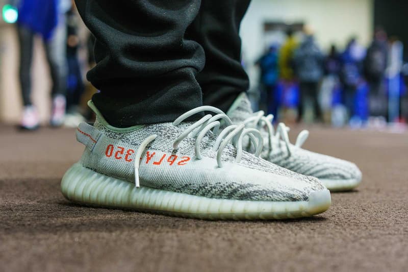 #Onfeet at atmos con Vol.4 『HYPEBEAST』で度々紹介してきたモデルからSSS級のレア度を誇る逸足まで、日本のヘッズの力を思い知る圧巻のスニーカースナップをご覧あれ 『atmos(アトモス)』が主催するスニーカーの祭典「atmos con」は、今年で早くも4度目の開催を迎えた。そこで『HYPEBEAST』は昨年に引き続き、足元スナップこと“#Onfeet”を敢行。さすがは世界一のスニーカー大国、日本。Virgil Abloh(ヴァージル・アブロー)x〈Nike(ナイキ)〉の“The Ten”シリーズを筆頭に、原宿のストアがパニック状態に陥ったことも記憶に新しい〈Levi's®(リーバイス)〉のAir Jordan 4、今野直隆が手がけたMAGIC STICK AF1 VIP、YEEZY BOOST 700 Wave Runner、YEEZY Desert Rat 500、〈Calabasas(カラバサス)〉のYEEZY Powerphaseなど、会場は我々が度々紹介してきたレアスニーカーで埋め尽くされていた。だが、編集部一同が騒然としたのは、Kanye West(カニエ・ウェスト)と〈A BATHING APE®️(ア ベイシング エイプ)〉が2007年にリリースしたBapesta。“Good Morning”にも登場する熊のキャラクターをヒールにあしらった本作は、『ebay』に30万円超えで出品されるほど希少価値の高い一足なのだ。 「atmos con」に集結したヘッズのスニーカー集は、上のフォトギャラリーから。あわせて、#Onfeetのアーカイブもチェックしてみてはいかがだろうか。