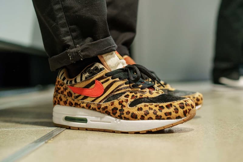 #Onfeet at atmos con Vol.4 『HYPEBEAST』で度々紹介してきたモデルからSSS級のレア度を誇る逸足まで、日本のヘッズの力を思い知る圧巻のスニーカースナップをご覧あれ 『atmos(アトモス)』が主催するスニーカーの祭典「atmos con」は、今年で早くも4度目の開催を迎えた。そこで『HYPEBEAST』は昨年に引き続き、足元スナップこと“#Onfeet”を敢行。さすがは世界一のスニーカー大国、日本。Virgil Abloh(ヴァージル・アブロー)x〈Nike(ナイキ)〉の“The Ten”シリーズを筆頭に、原宿のストアがパニック状態に陥ったことも記憶に新しい〈Levi's®(リーバイス)〉のAir Jordan 4、今野直隆が手がけたMAGIC STICK AF1 VIP、YEEZY BOOST 700 Wave Runner、YEEZY Desert Rat 500、〈Calabasas(カラバサス)〉のYEEZY Powerphaseなど、会場は我々が度々紹介してきたレアスニーカーで埋め尽くされていた。だが、編集部一同が騒然としたのは、Kanye West(カニエ・ウェスト)と〈A BATHING APE®️(ア ベイシング エイプ)〉が2007年にリリースしたBapesta。“Good Morning”にも登場する熊のキャラクターをヒールにあしらった本作は、『ebay』に30万円超えで出品されるほど希少価値の高い一足なのだ。 「atmos con」に集結したヘッズのスニーカー集は、上のフォトギャラリーから。あわせて、#Onfeetのアーカイブもチェックしてみてはいかがだろうか。
