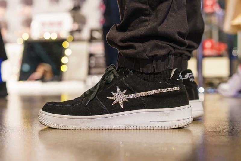 #Onfeet at atmos con Vol.4 『HYPEBEAST』で度々紹介してきたモデルからSSS級のレア度を誇る逸足まで、日本のヘッズの力を思い知る圧巻のスニーカースナップをご覧あれ 『atmos(アトモス)』が主催するスニーカーの祭典「atmos con」は、今年で早くも4度目の開催を迎えた。そこで『HYPEBEAST』は昨年に引き続き、足元スナップこと“#Onfeet”を敢行。さすがは世界一のスニーカー大国、日本。Virgil Abloh(ヴァージル・アブロー)x〈Nike(ナイキ)〉の“The Ten”シリーズを筆頭に、原宿のストアがパニック状態に陥ったことも記憶に新しい〈Levi's®(リーバイス)〉のAir Jordan 4、今野直隆が手がけたMAGIC STICK AF1 VIP、YEEZY BOOST 700 Wave Runner、YEEZY Desert Rat 500、〈Calabasas(カラバサス)〉のYEEZY Powerphaseなど、会場は我々が度々紹介してきたレアスニーカーで埋め尽くされていた。だが、編集部一同が騒然としたのは、Kanye West(カニエ・ウェスト)と〈A BATHING APE®️(ア ベイシング エイプ)〉が2007年にリリースしたBapesta。“Good Morning”にも登場する熊のキャラクターをヒールにあしらった本作は、『ebay』に30万円超えで出品されるほど希少価値の高い一足なのだ。 「atmos con」に集結したヘッズのスニーカー集は、上のフォトギャラリーから。あわせて、#Onfeetのアーカイブもチェックしてみてはいかがだろうか。