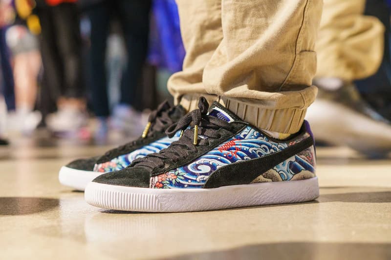 #Onfeet at atmos con Vol.4 『HYPEBEAST』で度々紹介してきたモデルからSSS級のレア度を誇る逸足まで、日本のヘッズの力を思い知る圧巻のスニーカースナップをご覧あれ 『atmos(アトモス)』が主催するスニーカーの祭典「atmos con」は、今年で早くも4度目の開催を迎えた。そこで『HYPEBEAST』は昨年に引き続き、足元スナップこと“#Onfeet”を敢行。さすがは世界一のスニーカー大国、日本。Virgil Abloh(ヴァージル・アブロー)x〈Nike(ナイキ)〉の“The Ten”シリーズを筆頭に、原宿のストアがパニック状態に陥ったことも記憶に新しい〈Levi's®(リーバイス)〉のAir Jordan 4、今野直隆が手がけたMAGIC STICK AF1 VIP、YEEZY BOOST 700 Wave Runner、YEEZY Desert Rat 500、〈Calabasas(カラバサス)〉のYEEZY Powerphaseなど、会場は我々が度々紹介してきたレアスニーカーで埋め尽くされていた。だが、編集部一同が騒然としたのは、Kanye West(カニエ・ウェスト)と〈A BATHING APE®️(ア ベイシング エイプ)〉が2007年にリリースしたBapesta。“Good Morning”にも登場する熊のキャラクターをヒールにあしらった本作は、『ebay』に30万円超えで出品されるほど希少価値の高い一足なのだ。 「atmos con」に集結したヘッズのスニーカー集は、上のフォトギャラリーから。あわせて、#Onfeetのアーカイブもチェックしてみてはいかがだろうか。
