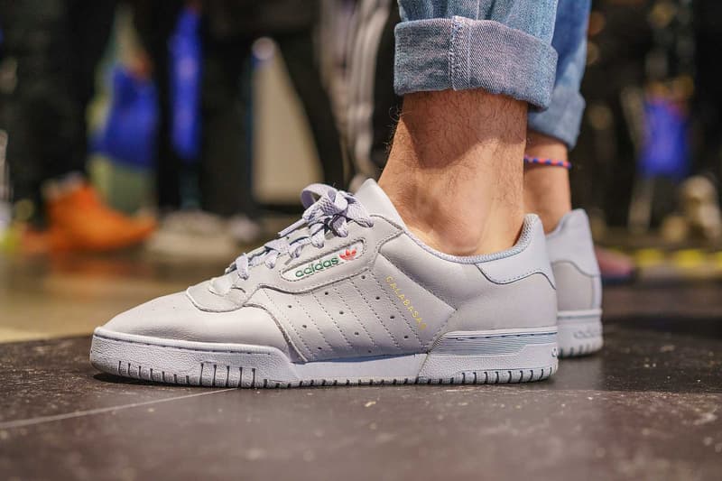 #Onfeet at atmos con Vol.4 『HYPEBEAST』で度々紹介してきたモデルからSSS級のレア度を誇る逸足まで、日本のヘッズの力を思い知る圧巻のスニーカースナップをご覧あれ 『atmos(アトモス)』が主催するスニーカーの祭典「atmos con」は、今年で早くも4度目の開催を迎えた。そこで『HYPEBEAST』は昨年に引き続き、足元スナップこと“#Onfeet”を敢行。さすがは世界一のスニーカー大国、日本。Virgil Abloh(ヴァージル・アブロー)x〈Nike(ナイキ)〉の“The Ten”シリーズを筆頭に、原宿のストアがパニック状態に陥ったことも記憶に新しい〈Levi's®(リーバイス)〉のAir Jordan 4、今野直隆が手がけたMAGIC STICK AF1 VIP、YEEZY BOOST 700 Wave Runner、YEEZY Desert Rat 500、〈Calabasas(カラバサス)〉のYEEZY Powerphaseなど、会場は我々が度々紹介してきたレアスニーカーで埋め尽くされていた。だが、編集部一同が騒然としたのは、Kanye West(カニエ・ウェスト)と〈A BATHING APE®️(ア ベイシング エイプ)〉が2007年にリリースしたBapesta。“Good Morning”にも登場する熊のキャラクターをヒールにあしらった本作は、『ebay』に30万円超えで出品されるほど希少価値の高い一足なのだ。 「atmos con」に集結したヘッズのスニーカー集は、上のフォトギャラリーから。あわせて、#Onfeetのアーカイブもチェックしてみてはいかがだろうか。