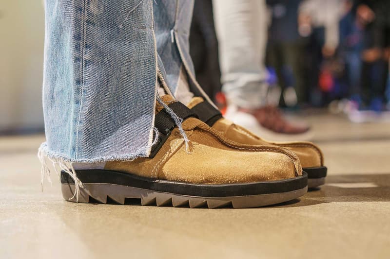 #Onfeet at atmos con Vol.4 『HYPEBEAST』で度々紹介してきたモデルからSSS級のレア度を誇る逸足まで、日本のヘッズの力を思い知る圧巻のスニーカースナップをご覧あれ 『atmos(アトモス)』が主催するスニーカーの祭典「atmos con」は、今年で早くも4度目の開催を迎えた。そこで『HYPEBEAST』は昨年に引き続き、足元スナップこと“#Onfeet”を敢行。さすがは世界一のスニーカー大国、日本。Virgil Abloh(ヴァージル・アブロー)x〈Nike(ナイキ)〉の“The Ten”シリーズを筆頭に、原宿のストアがパニック状態に陥ったことも記憶に新しい〈Levi's®(リーバイス)〉のAir Jordan 4、今野直隆が手がけたMAGIC STICK AF1 VIP、YEEZY BOOST 700 Wave Runner、YEEZY Desert Rat 500、〈Calabasas(カラバサス)〉のYEEZY Powerphaseなど、会場は我々が度々紹介してきたレアスニーカーで埋め尽くされていた。だが、編集部一同が騒然としたのは、Kanye West(カニエ・ウェスト)と〈A BATHING APE®️(ア ベイシング エイプ)〉が2007年にリリースしたBapesta。“Good Morning”にも登場する熊のキャラクターをヒールにあしらった本作は、『ebay』に30万円超えで出品されるほど希少価値の高い一足なのだ。 「atmos con」に集結したヘッズのスニーカー集は、上のフォトギャラリーから。あわせて、#Onfeetのアーカイブもチェックしてみてはいかがだろうか。