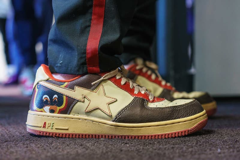 #Onfeet at atmos con Vol.4 『HYPEBEAST』で度々紹介してきたモデルからSSS級のレア度を誇る逸足まで、日本のヘッズの力を思い知る圧巻のスニーカースナップをご覧あれ 『atmos(アトモス)』が主催するスニーカーの祭典「atmos con」は、今年で早くも4度目の開催を迎えた。そこで『HYPEBEAST』は昨年に引き続き、足元スナップこと“#Onfeet”を敢行。さすがは世界一のスニーカー大国、日本。Virgil Abloh(ヴァージル・アブロー)x〈Nike(ナイキ)〉の“The Ten”シリーズを筆頭に、原宿のストアがパニック状態に陥ったことも記憶に新しい〈Levi's®(リーバイス)〉のAir Jordan 4、今野直隆が手がけたMAGIC STICK AF1 VIP、YEEZY BOOST 700 Wave Runner、YEEZY Desert Rat 500、〈Calabasas(カラバサス)〉のYEEZY Powerphaseなど、会場は我々が度々紹介してきたレアスニーカーで埋め尽くされていた。だが、編集部一同が騒然としたのは、Kanye West(カニエ・ウェスト)と〈A BATHING APE®️(ア ベイシング エイプ)〉が2007年にリリースしたBapesta。“Good Morning”にも登場する熊のキャラクターをヒールにあしらった本作は、『ebay』に30万円超えで出品されるほど希少価値の高い一足なのだ。 「atmos con」に集結したヘッズのスニーカー集は、上のフォトギャラリーから。あわせて、#Onfeetのアーカイブもチェックしてみてはいかがだろうか。