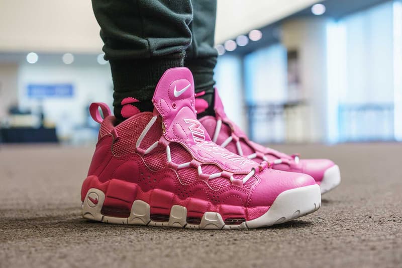 #Onfeet at atmos con Vol.4 『HYPEBEAST』で度々紹介してきたモデルからSSS級のレア度を誇る逸足まで、日本のヘッズの力を思い知る圧巻のスニーカースナップをご覧あれ 『atmos(アトモス)』が主催するスニーカーの祭典「atmos con」は、今年で早くも4度目の開催を迎えた。そこで『HYPEBEAST』は昨年に引き続き、足元スナップこと“#Onfeet”を敢行。さすがは世界一のスニーカー大国、日本。Virgil Abloh(ヴァージル・アブロー)x〈Nike(ナイキ)〉の“The Ten”シリーズを筆頭に、原宿のストアがパニック状態に陥ったことも記憶に新しい〈Levi's®(リーバイス)〉のAir Jordan 4、今野直隆が手がけたMAGIC STICK AF1 VIP、YEEZY BOOST 700 Wave Runner、YEEZY Desert Rat 500、〈Calabasas(カラバサス)〉のYEEZY Powerphaseなど、会場は我々が度々紹介してきたレアスニーカーで埋め尽くされていた。だが、編集部一同が騒然としたのは、Kanye West(カニエ・ウェスト)と〈A BATHING APE®️(ア ベイシング エイプ)〉が2007年にリリースしたBapesta。“Good Morning”にも登場する熊のキャラクターをヒールにあしらった本作は、『ebay』に30万円超えで出品されるほど希少価値の高い一足なのだ。 「atmos con」に集結したヘッズのスニーカー集は、上のフォトギャラリーから。あわせて、#Onfeetのアーカイブもチェックしてみてはいかがだろうか。