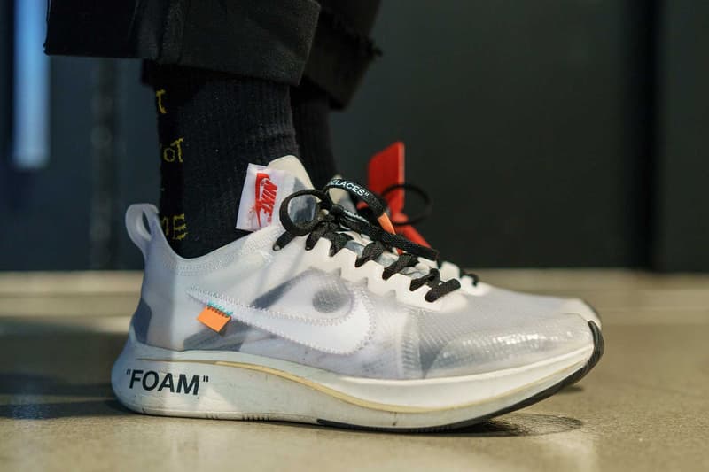 #Onfeet at atmos con Vol.4 『HYPEBEAST』で度々紹介してきたモデルからSSS級のレア度を誇る逸足まで、日本のヘッズの力を思い知る圧巻のスニーカースナップをご覧あれ 『atmos(アトモス)』が主催するスニーカーの祭典「atmos con」は、今年で早くも4度目の開催を迎えた。そこで『HYPEBEAST』は昨年に引き続き、足元スナップこと“#Onfeet”を敢行。さすがは世界一のスニーカー大国、日本。Virgil Abloh(ヴァージル・アブロー)x〈Nike(ナイキ)〉の“The Ten”シリーズを筆頭に、原宿のストアがパニック状態に陥ったことも記憶に新しい〈Levi's®(リーバイス)〉のAir Jordan 4、今野直隆が手がけたMAGIC STICK AF1 VIP、YEEZY BOOST 700 Wave Runner、YEEZY Desert Rat 500、〈Calabasas(カラバサス)〉のYEEZY Powerphaseなど、会場は我々が度々紹介してきたレアスニーカーで埋め尽くされていた。だが、編集部一同が騒然としたのは、Kanye West(カニエ・ウェスト)と〈A BATHING APE®️(ア ベイシング エイプ)〉が2007年にリリースしたBapesta。“Good Morning”にも登場する熊のキャラクターをヒールにあしらった本作は、『ebay』に30万円超えで出品されるほど希少価値の高い一足なのだ。 「atmos con」に集結したヘッズのスニーカー集は、上のフォトギャラリーから。あわせて、#Onfeetのアーカイブもチェックしてみてはいかがだろうか。