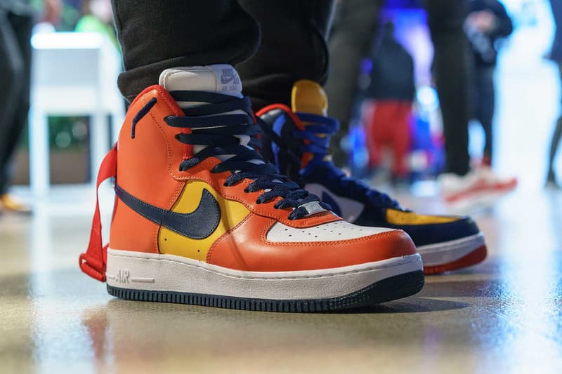 #Onfeet at atmos con Vol.4 『HYPEBEAST』で度々紹介してきたモデルからSSS級のレア度を誇る逸足まで、日本のヘッズの力を思い知る圧巻のスニーカースナップをご覧あれ 『atmos(アトモス)』が主催するスニーカーの祭典「atmos con」は、今年で早くも4度目の開催を迎えた。そこで『HYPEBEAST』は昨年に引き続き、足元スナップこと“#Onfeet”を敢行。さすがは世界一のスニーカー大国、日本。Virgil Abloh(ヴァージル・アブロー)x〈Nike(ナイキ)〉の“The Ten”シリーズを筆頭に、原宿のストアがパニック状態に陥ったことも記憶に新しい〈Levi's®(リーバイス)〉のAir Jordan 4、今野直隆が手がけたMAGIC STICK AF1 VIP、YEEZY BOOST 700 Wave Runner、YEEZY Desert Rat 500、〈Calabasas(カラバサス)〉のYEEZY Powerphaseなど、会場は我々が度々紹介してきたレアスニーカーで埋め尽くされていた。だが、編集部一同が騒然としたのは、Kanye West(カニエ・ウェスト)と〈A BATHING APE®️(ア ベイシング エイプ)〉が2007年にリリースしたBapesta。“Good Morning”にも登場する熊のキャラクターをヒールにあしらった本作は、『ebay』に30万円超えで出品されるほど希少価値の高い一足なのだ。 「atmos con」に集結したヘッズのスニーカー集は、上のフォトギャラリーから。あわせて、#Onfeetのアーカイブもチェックしてみてはいかがだろうか。