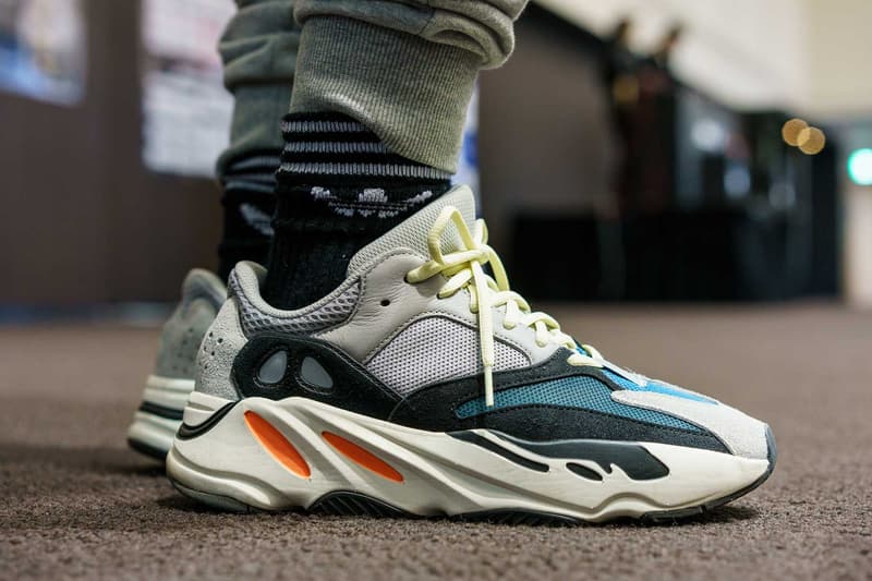 #Onfeet at atmos con Vol.4 『HYPEBEAST』で度々紹介してきたモデルからSSS級のレア度を誇る逸足まで、日本のヘッズの力を思い知る圧巻のスニーカースナップをご覧あれ 『atmos(アトモス)』が主催するスニーカーの祭典「atmos con」は、今年で早くも4度目の開催を迎えた。そこで『HYPEBEAST』は昨年に引き続き、足元スナップこと“#Onfeet”を敢行。さすがは世界一のスニーカー大国、日本。Virgil Abloh(ヴァージル・アブロー)x〈Nike(ナイキ)〉の“The Ten”シリーズを筆頭に、原宿のストアがパニック状態に陥ったことも記憶に新しい〈Levi's®(リーバイス)〉のAir Jordan 4、今野直隆が手がけたMAGIC STICK AF1 VIP、YEEZY BOOST 700 Wave Runner、YEEZY Desert Rat 500、〈Calabasas(カラバサス)〉のYEEZY Powerphaseなど、会場は我々が度々紹介してきたレアスニーカーで埋め尽くされていた。だが、編集部一同が騒然としたのは、Kanye West(カニエ・ウェスト)と〈A BATHING APE®️(ア ベイシング エイプ)〉が2007年にリリースしたBapesta。“Good Morning”にも登場する熊のキャラクターをヒールにあしらった本作は、『ebay』に30万円超えで出品されるほど希少価値の高い一足なのだ。 「atmos con」に集結したヘッズのスニーカー集は、上のフォトギャラリーから。あわせて、#Onfeetのアーカイブもチェックしてみてはいかがだろうか。