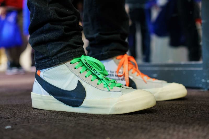 #Onfeet at atmos con Vol.4 『HYPEBEAST』で度々紹介してきたモデルからSSS級のレア度を誇る逸足まで、日本のヘッズの力を思い知る圧巻のスニーカースナップをご覧あれ 『atmos(アトモス)』が主催するスニーカーの祭典「atmos con」は、今年で早くも4度目の開催を迎えた。そこで『HYPEBEAST』は昨年に引き続き、足元スナップこと“#Onfeet”を敢行。さすがは世界一のスニーカー大国、日本。Virgil Abloh(ヴァージル・アブロー)x〈Nike(ナイキ)〉の“The Ten”シリーズを筆頭に、原宿のストアがパニック状態に陥ったことも記憶に新しい〈Levi's®(リーバイス)〉のAir Jordan 4、今野直隆が手がけたMAGIC STICK AF1 VIP、YEEZY BOOST 700 Wave Runner、YEEZY Desert Rat 500、〈Calabasas(カラバサス)〉のYEEZY Powerphaseなど、会場は我々が度々紹介してきたレアスニーカーで埋め尽くされていた。だが、編集部一同が騒然としたのは、Kanye West(カニエ・ウェスト)と〈A BATHING APE®️(ア ベイシング エイプ)〉が2007年にリリースしたBapesta。“Good Morning”にも登場する熊のキャラクターをヒールにあしらった本作は、『ebay』に30万円超えで出品されるほど希少価値の高い一足なのだ。 「atmos con」に集結したヘッズのスニーカー集は、上のフォトギャラリーから。あわせて、#Onfeetのアーカイブもチェックしてみてはいかがだろうか。