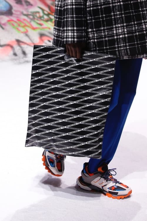 Balenciaga がパリコレでハイキングシューズ風の新型モデルを初披露 ハッピーな色合いはTriple Sを継承しつつも、ダサかっこいい分厚いソールユニットとは遂におさらば Business of Fashion BoF 世界一ホットなブランド Balenciaga バレンシアガ Virgil Abloh ヴァージル・アブロー Off-White™️ オフホワイト Triple S Speed Trainer Demna Gvasalia デムナ・ヴィザリア @sneakerjamz リーク Salomon サロモン Mizuno ミズノ ハイキング ランニングシューズ ソールユニット HYPEBEAST ハイプビースト