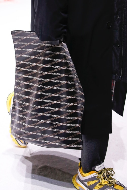 Balenciaga がパリコレでハイキングシューズ風の新型モデルを初披露 ハッピーな色合いはTriple Sを継承しつつも、ダサかっこいい分厚いソールユニットとは遂におさらば Business of Fashion BoF 世界一ホットなブランド Balenciaga バレンシアガ Virgil Abloh ヴァージル・アブロー Off-White™️ オフホワイト Triple S Speed Trainer Demna Gvasalia デムナ・ヴィザリア ＠sneakerjamz リーク Salomon サロモン Mizuno ミズノ ハイキング ランニングシューズ ソールユニット HYPEBEAST ハイプビースト