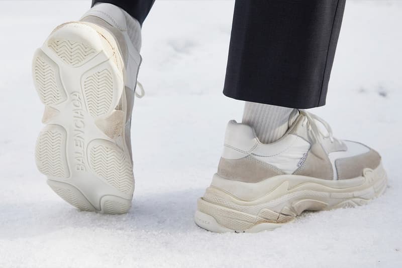 ダッドスニーカーの頂点に君臨する Balenciaga Triple S の新型モデルが END. に登場 オンライン抽選応募の締め切りが迫っているのでお早めに Balenciaga バレンシアガ ダッドスニーカー Triple S 新型モデル イギリス オンラインブティック END. SNEAKERBOY Triple S White Ecru スエード ナイロン カーフスキン アッパー 3層構造 チャンクソールユニット ニュートラル Demna Gvasalia デムナ・ヴァザリア ヴィンテージ加工 Nike ナイキ Air VaporMax HYPEBEAST ハイプビースト