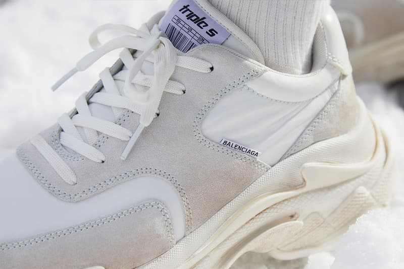 ダッドスニーカーの頂点に君臨する Balenciaga Triple S の新型モデルが END. に登場 オンライン抽選応募の締め切りが迫っているのでお早めに Balenciaga バレンシアガ ダッドスニーカー Triple S 新型モデル イギリス オンラインブティック END. SNEAKERBOY Triple S White Ecru スエード ナイロン カーフスキン アッパー 3層構造 チャンクソールユニット ニュートラル Demna Gvasalia デムナ・ヴァザリア ヴィンテージ加工 Nike ナイキ Air VaporMax HYPEBEAST ハイプビースト