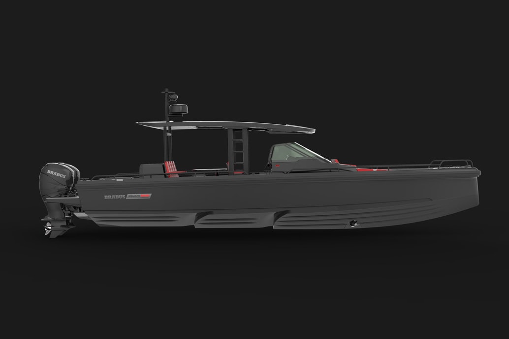 Benz の改造屋 Brabus が800馬力を誇るモンスター級のボートを製造 最高時速93kmにも達する全長約11.2mの漆黒のボートはまさに水上暴走族 「Brabus（ブラバス）」は「Mercedes-Benz（メルセデス・ベンツ）」の車両改造でその名を馳せるドイツのチューニングメーカー。『HYPEBEAST』でも12気筒オフロードモデルBRABUS 900やS63 4MATICを700馬力超えまで強化したBRABUS B40-700 PowerXtraなどをご紹介してきたが、その欧州屈指の改造屋がフィンランドのボートビルダー「Axopar（アクソパー）」と手を組み、遂にその領域を水上へと拡大した。  全長約11.2mのオープン式スピードボートはカーボンファイバー、高級レザー、そして無比の技術と特性が結集された先端素材Alcantara®を纏い、最新鋭のナビ機能を装備。また、パワーに定評のある「Brabus」の哲学を踏襲すべく、エンジンには400馬力を発揮するボート船外機のトップブランド「Mercury（マーキュリー）」のVerado 400Rを2機搭載しており、最高時速は93kmにも達する。  Class Bの生産はすべて手作業で行われ、サンプルは20台のみ。これら全てが完売すれば、「Brabus」と「Axopar」はさらなるコラボレーションを計画しているという。  洗練されたスピードボートのデザインは、上のフォトギャラリーからご確認を。また、「Lotus（ロータス）」の史上最速モデル3-Eleven 430や最上級のラグジュアリー感と走破性を宿した「Mercedes-Benz（メルセデス・ベンツ）」の新型G63など、その他の自動車関連ニュースもお見逃しなく。