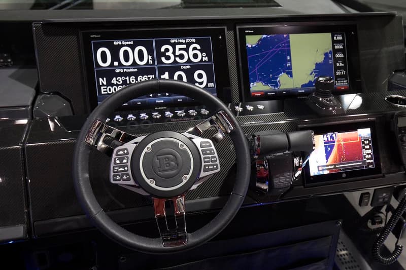 Benz の改造屋 Brabus が800馬力を誇るモンスター級のボートを製造 最高時速93kmにも達する全長約11.2mの漆黒のボートはまさに水上暴走族 「Brabus（ブラバス）」は「Mercedes-Benz（メルセデス・ベンツ）」の車両改造でその名を馳せるドイツのチューニングメーカー。『HYPEBEAST』でも12気筒オフロードモデルBRABUS 900やS63 4MATICを700馬力超えまで強化したBRABUS B40-700 PowerXtraなどをご紹介してきたが、その欧州屈指の改造屋がフィンランドのボートビルダー「Axopar（アクソパー）」と手を組み、遂にその領域を水上へと拡大した。  全長約11.2mのオープン式スピードボートはカーボンファイバー、高級レザー、そして無比の技術と特性が結集された先端素材Alcantara®を纏い、最新鋭のナビ機能を装備。また、パワーに定評のある「Brabus」の哲学を踏襲すべく、エンジンには400馬力を発揮するボート船外機のトップブランド「Mercury（マーキュリー）」のVerado 400Rを2機搭載しており、最高時速は93kmにも達する。  Class Bの生産はすべて手作業で行われ、サンプルは20台のみ。これら全てが完売すれば、「Brabus」と「Axopar」はさらなるコラボレーションを計画しているという。  洗練されたスピードボートのデザインは、上のフォトギャラリーからご確認を。また、「Lotus（ロータス）」の史上最速モデル3-Eleven 430や最上級のラグジュアリー感と走破性を宿した「Mercedes-Benz（メルセデス・ベンツ）」の新型G63など、その他の自動車関連ニュースもお見逃しなく。