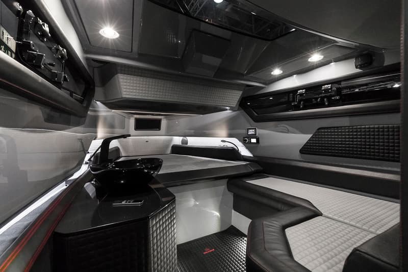 Benz の改造屋 Brabus が800馬力を誇るモンスター級のボートを製造 最高時速93kmにも達する全長約11.2mの漆黒のボートはまさに水上暴走族 「Brabus（ブラバス）」は「Mercedes-Benz（メルセデス・ベンツ）」の車両改造でその名を馳せるドイツのチューニングメーカー。『HYPEBEAST』でも12気筒オフロードモデルBRABUS 900やS63 4MATICを700馬力超えまで強化したBRABUS B40-700 PowerXtraなどをご紹介してきたが、その欧州屈指の改造屋がフィンランドのボートビルダー「Axopar（アクソパー）」と手を組み、遂にその領域を水上へと拡大した。  全長約11.2mのオープン式スピードボートはカーボンファイバー、高級レザー、そして無比の技術と特性が結集された先端素材Alcantara®を纏い、最新鋭のナビ機能を装備。また、パワーに定評のある「Brabus」の哲学を踏襲すべく、エンジンには400馬力を発揮するボート船外機のトップブランド「Mercury（マーキュリー）」のVerado 400Rを2機搭載しており、最高時速は93kmにも達する。  Class Bの生産はすべて手作業で行われ、サンプルは20台のみ。これら全てが完売すれば、「Brabus」と「Axopar」はさらなるコラボレーションを計画しているという。  洗練されたスピードボートのデザインは、上のフォトギャラリーからご確認を。また、「Lotus（ロータス）」の史上最速モデル3-Eleven 430や最上級のラグジュアリー感と走破性を宿した「Mercedes-Benz（メルセデス・ベンツ）」の新型G63など、その他の自動車関連ニュースもお見逃しなく。