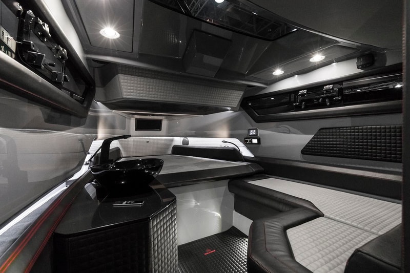 Benz の改造屋 Brabus が800馬力を誇るモンスター級のボートを製造 最高時速93kmにも達する全長約11.2mの漆黒のボートはまさに水上暴走族 「Brabus（ブラバス）」は「Mercedes-Benz（メルセデス・ベンツ）」の車両改造でその名を馳せるドイツのチューニングメーカー。『HYPEBEAST』でも12気筒オフロードモデルBRABUS 900やS63 4MATICを700馬力超えまで強化したBRABUS B40-700 PowerXtraなどをご紹介してきたが、その欧州屈指の改造屋がフィンランドのボートビルダー「Axopar（アクソパー）」と手を組み、遂にその領域を水上へと拡大した。  全長約11.2mのオープン式スピードボートはカーボンファイバー、高級レザー、そして無比の技術と特性が結集された先端素材Alcantara®を纏い、最新鋭のナビ機能を装備。また、パワーに定評のある「Brabus」の哲学を踏襲すべく、エンジンには400馬力を発揮するボート船外機のトップブランド「Mercury（マーキュリー）」のVerado 400Rを2機搭載しており、最高時速は93kmにも達する。  Class Bの生産はすべて手作業で行われ、サンプルは20台のみ。これら全てが完売すれば、「Brabus」と「Axopar」はさらなるコラボレーションを計画しているという。  洗練されたスピードボートのデザインは、上のフォトギャラリーからご確認を。また、「Lotus（ロータス）」の史上最速モデル3-Eleven 430や最上級のラグジュアリー感と走破性を宿した「Mercedes-Benz（メルセデス・ベンツ）」の新型G63など、その他の自動車関連ニュースもお見逃しなく。