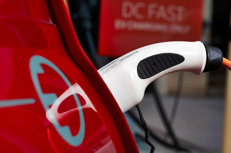 クラシック Mini のレトロな風貌はそのままに最新技術を用いて電気自動車化されたスペシャルモデルが発表 ミニ EV HYPEBEAST ハイプビースト