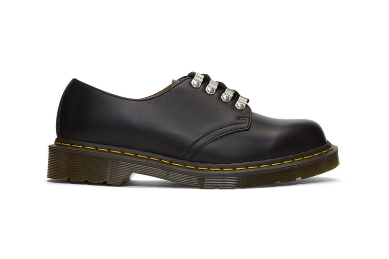 COMME des GARÇONS HOMME DEUX x Dr. Martens より気品に溢れた最新コラボシューズが登場 〈COMME des GARÇONS〉の遊びを金属製のアイレットで表現したフォーマルな1足 ビジネスライン COMME des GARÇONS HOMME DEUX コム デ  ギャルソン・オム ドゥ 英国紳士 老舗 Dr. Martens ドクターマーチン スムースレザー アイレット ブラック チェリーレッド Virgil Abloh ヴァージル・アブロー Nike ナイキ HYPEBEAST ハイプビースト