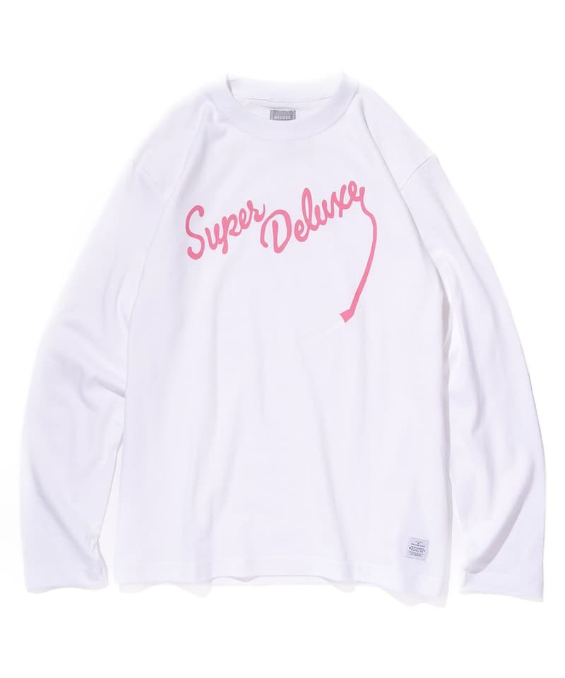 DELUXE がブランド設立15周年を記念する名作グラフィックの復刻コレクション第1弾をリリース ブランド立ち上げ一発目にリリースされたジョニー・サンダースに敬意を表す“Super Deluxe”がカムバック 東京ストリートテーラーの異名を持つ〈DELUXE（デラックス）〉がブランド設立15周年を記念して、過去の名作グラフィックを復刻した“DELUXE ARCHIVE COLLECTION”のローンチを発表。第1弾としてリリースされるのは、初期より〈DELUXE〉のことを知る人であれば必ず見覚えのある“Super Deluxe”だ。ブランド立ち上げ一発目にリリースされた“Super Deluxe”は、後のパンクに多大なる影響を与えたNew York Dolls（ニューヨーク・ドールズ）からインスピレーションを受け、ギターのJohnny Thunders（ジョニー・サンダース）にリスペクトを込めたものであり、今回はL/S Tシャツとクルーネックスウェットの全2型を展開する。気になるアイテムの購入は、〈DELUXE〉のオンラインストアから。また、今年6月には第2弾のドロップも控えているようなので、引き続きアップデートをお見逃しなく。  ちなみに、USハードコア史に欠かせないオリジネイター、Bad Brains（バッド・ブレインズ）にトリビュートを捧げる〈DELUXE〉の2018年春夏ルックブックはチェック済み？ HYPEBEAST ハイプビースト