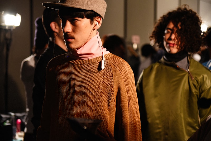 独特な色彩感覚とディテールでユース感を表現した DIGAWEL 2018年秋冬バックステージ 「TOKYO FASHION AWARD 2018」受賞デザイナー、西村浩平の意表を突くコレクションピースにクローズアップ 「Amazon Fashion Week TOKYO 2018 A/W 」の大トリを飾ったのは、「TOKYO FASHION AWARD 2018」に選出された西村浩平が手がける〈DIGAWEL（ディがウェル）〉だ。2006年の設立以降、一癖あるリアルクローズを一貫して提案してきた同ドメスティックだが、最新コレクションでも独特な色彩感覚と小気味なディテールワークは健在。オーバーコートからワイドスラックス、ボタンアップシャツまで、オーソドックスなメンズウェアのワードローブは、意表を突く細部のデザインにより新鮮味が宿され、ダブルベンツのように背中が裂かれたニットや、ジップを配したタートルネック、肩裏をニットで切り返したMA-1など、兎にも角にも秋冬のキーピースであるニットは様々なバリエーションが用意された。また、グラフィックのようなわかりやすさはないが、ピンクの糸でステッチを施したデニムトラッカー、良い意味でチープなベルト、クルマの刺繍、襟元のレイヤードなど、コレクション全体に抜かりなく〈DIGAWEL〉らしい技を駆使。加えて、〈Nike（ナイキ）〉のスニーカーに「Beats by Dr. Dre（ビーツ・バイ・ドクタードレ）」のBeatsXを身につけ、BGMを口ずさみながらランウェイを歩くモデルたちの姿は、東京のユース世代を如実に表現していたように思える。  そんな〈DIGAWEL〉初のランウェイの舞台裏に迫るフォトセットは、上のフォトギャラリーからご確認を。あわせて、「Amazon Fashion Week TOKYO 2018 A/W 」のストリートスナップもチェックをお忘れなく。 HYPEBEAST ハイプビースト