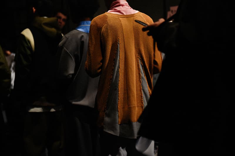 独特な色彩感覚とディテールでユース感を表現した DIGAWEL 2018年秋冬バックステージ 「TOKYO FASHION AWARD 2018」受賞デザイナー、西村浩平の意表を突くコレクションピースにクローズアップ 「Amazon Fashion Week TOKYO 2018 A/W 」の大トリを飾ったのは、「TOKYO FASHION AWARD 2018」に選出された西村浩平が手がける〈DIGAWEL(ディがウェル)〉だ。2006年の設立以降、一癖あるリアルクローズを一貫して提案してきた同ドメスティックだが、最新コレクションでも独特な色彩感覚と小気味なディテールワークは健在。オーバーコートからワイドスラックス、ボタンアップシャツまで、オーソドックスなメンズウェアのワードローブは、意表を突く細部のデザインにより新鮮味が宿され、ダブルベンツのように背中が裂かれたニットや、ジップを配したタートルネック、肩裏をニットで切り返したMA-1など、兎にも角にも秋冬のキーピースであるニットは様々なバリエーションが用意された。また、グラフィックのようなわかりやすさはないが、ピンクの糸でステッチを施したデニムトラッカー、良い意味でチープなベルト、クルマの刺繍、襟元のレイヤードなど、コレクション全体に抜かりなく〈DIGAWEL〉らしい技を駆使。加えて、〈Nike(ナイキ)〉のスニーカーに「Beats by Dr. Dre(ビーツ・バイ・ドクタードレ)」のBeatsXを身につけ、BGMを口ずさみながらランウェイを歩くモデルたちの姿は、東京のユース世代を如実に表現していたように思える。 そんな〈DIGAWEL〉初のランウェイの舞台裏に迫るフォトセットは、上のフォトギャラリーからご確認を。あわせて、「Amazon Fashion Week TOKYO 2018 A/W 」のストリートスナップもチェックをお忘れなく。 HYPEBEAST ハイプビースト