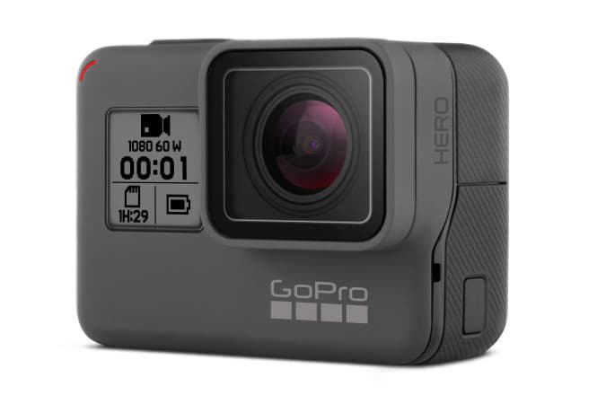 アクションカメラの代名詞 GoPro から安価なエントリーモデル GoPro HERO が登場 優れた耐久性と柔軟性で最高の瞬間を逃さずキャプチャーしたい人にオススメの一台  アクションカメラについて、「興味はあるけど、なかなか手が出せない」と思っている人も少なくないはず。その理由のひとつに、一眼レフ的機能はないものの、それなりの値段がするという価格的問題点が挙げられる。そんな悩みに応えるべく、「GoPro（ゴープロ）」が廉価版エントリーモデル、GoPro HEROをリリースした。30種類以上のアクセサリーに対応し、自由自在な装着/マウントができる本作は、鮮明なタッチ式の2インチスクリーンを搭載し、最高の瞬間をキャプチャーしてくれるはずだ。4K撮影には対応していないものの、1440p撮影や1080p撮影が可能で、ボディは抜群の防水性と耐久性を誇るため、スマートフォンが使えない水中10mの地点でも絶景をフィルミングできる。GoPro HEROは26,000円（税込）で、現在「GoPro」のオンラインストアにて発売中。ゴールデンウィークや夏期休暇に旅行を計画している方は、一度こちらから機能面などの詳細をチェックしてみてはいかがだろうか。  より高性能な一台をお求めの方は、360度動画を撮影することができる全天球カメラ、GoPro HERO6 Blackをチェック。