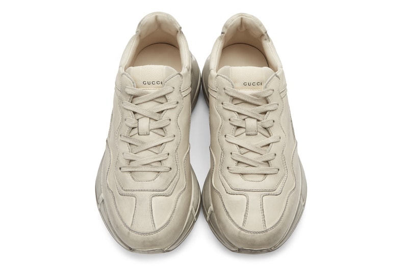 Gucci からシーンで話題沸騰中のヴィンテージ加工を施した新作 Rhyton がリリース 〈Vetements〉や〈Balenciaga〉に次ぐブレイクスニーカーが誕生か？ Kim Jones ダッドスニーカー チャンク キム・ジョーンズ Demna Gvasalia デムナ・ヴァザリア Gucci グッチ シンボリック Rhyton リュトン イタリアメイド ヴィンテージレザー Vetements ヴェトモン Balenciaga バレンシアガ One Direction 新広告塔 ワン・ダイレクション Harry Styles ハリー・スタイルズ HYPEBEAST ハイプビースト