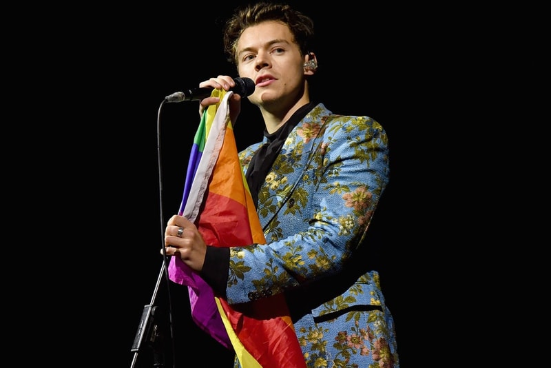 Gucci の新広告塔にハリー・スタイルズが就任 元1Dのゼイン・マリクとの不仲説や俳優デビューで話題の英国セレブが抜擢 The Beatles ビートルズ One Direction ワン・ダイレクション 1D Harry Styles ハリー・スタイルズ Alessandro Michele アレッサンドロ・ミケーレ Gucci グッチ 十字架 タトゥー Instagram #GucciTailoring campaign インスタグラム Burberry バーバリー チ