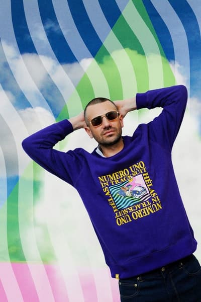 パリ発の注目スケートレーベル Hélas が2018年春のリリース第1弾 “Numero Uno” をリリース ルーカス・プイグらしいヒネリの効いたストリートウェアで構成される最新コレクションをチェックせよ HYPEBEAST ハイプビースト ヘラス 〈adidas Skateboarding（アディダス スケートボーディング）〉とアニメ風のビジュアルを採用したカプセルコレクションを展開したことも記憶に新しい、Lucas Puig（ルーカス・プイグ）主宰の〈Hélas（ヘラス）〉が、2018年春のリリース第1弾として“Numero Uno”を発表した。ルックブックやVHS調のキャンペーンビデオにも色濃く反映されているが、今季は古き良き80年代をヒントに、〈Palace（パレス）〉所属の同スケーターらしいヒネリの効いたユニークなプロダクトを展開する。  100%ウールコットンのファンジャケットは3段のカラーブロックが特徴的で、それにフックしたパンツも登場。また、デニムアノラックとトラックタイプの2型を展開するフード付きジャケットや、バックプリント入りのフーディ、ポロシャツなどもキーピースとして見逃せないアイテムだ。  “Numero Uno”コレクションは、現在『helascaps.com』にて販売中。サイズによっては品切れのものも出てきているので、気になる方はお早めに。  〈Supreme（シュプリーム）〉x〈UNDERCOVER（アンダーカバー）〉x Public Enemy（パブリック エナミー）のアイテム一覧やチルなムードを漂わせる〈Brotherhood（ブラザーフッド）〉のスプリングコレクションなど、その他の最新ファッションニュースもお見逃しなく。