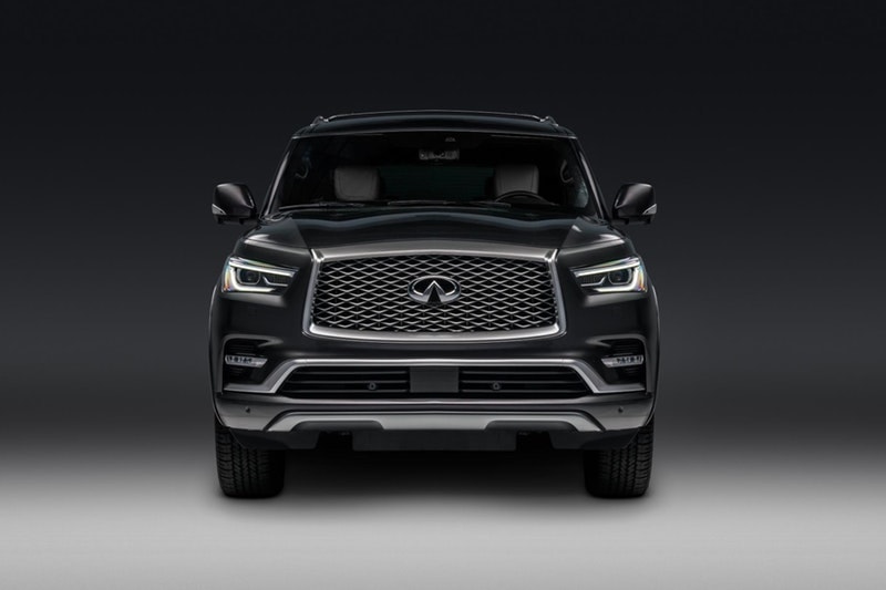 Infiniti QX80 から高級で金属的光沢感を放つリミテッドエディションが登場 大人の男を虜にする大型SUVの堅牢なフォルムに一層ラグジュアリーな要素を加えた「日産」の意欲作  Infiniti QX80は、どこにでも存在するただのSUVではない。「日産」が誇る先進技術を搭載し、パワフルな走りと広々とした室内空間を特徴とする大型SUVは、小慣れた大人の男たちをも虜にしてしまう極上のドライビング体験を提供してくれる一台なのだ。  微調整を加えた限定エディション“Anthracite Gray”は、無骨な22インチ9本スポークアルミホイールを履き、ステンレス製のスチールランニングボード、光沢感のあるクロームグリル、ルーフレール、改良版のフロント/リアバンパーなど、エクステリアは文句なしの仕上がり。また、7人乗りのゆとりある車内は、2トーンのセミアニリンレザーを纏うアルカンタラシート、気孔入りのアッシュウッドトリム、最高級スエードのヘッドライナーと細部まで抜かりなく、400Hp/5.6リッターV8気筒エンジンと「日産」の新しい荷重コントロール技術“Hydraulic Body Motion Control”のコンビネーションが、オンロードでの操縦安定性および乗り心地を高度に両立している。  その他にも車線逸脱防止支援システム、インテリジェントクルーズコントロール（全車速追従・ナビ協調機能付）、インテリジェント ルームミラーなどを搭載し、ドライバー目線で設計されたInfiniti QX80は、現代版SUVの中でも最高位に位置するモデルのはずだ。  クルマ好きの方は、「Lexus（レクサス）」が発表した650台限定のRC F Sport Blackラインや、2019年に向けたMustang（マスタング）の新型モデルなどもあわせてご確認を。 HYPEBEAST ハイプビースト