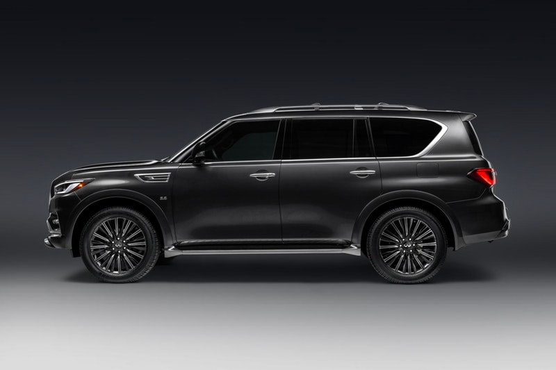 Infiniti QX80 から高級で金属的光沢感を放つリミテッドエディションが登場 大人の男を虜にする大型SUVの堅牢なフォルムに一層ラグジュアリーな要素を加えた「日産」の意欲作  Infiniti QX80は、どこにでも存在するただのSUVではない。「日産」が誇る先進技術を搭載し、パワフルな走りと広々とした室内空間を特徴とする大型SUVは、小慣れた大人の男たちをも虜にしてしまう極上のドライビング体験を提供してくれる一台なのだ。  微調整を加えた限定エディション“Anthracite Gray”は、無骨な22インチ9本スポークアルミホイールを履き、ステンレス製のスチールランニングボード、光沢感のあるクロームグリル、ルーフレール、改良版のフロント/リアバンパーなど、エクステリアは文句なしの仕上がり。また、7人乗りのゆとりある車内は、2トーンのセミアニリンレザーを纏うアルカンタラシート、気孔入りのアッシュウッドトリム、最高級スエードのヘッドライナーと細部まで抜かりなく、400Hp/5.6リッターV8気筒エンジンと「日産」の新しい荷重コントロール技術“Hydraulic Body Motion Control”のコンビネーションが、オンロードでの操縦安定性および乗り心地を高度に両立している。  その他にも車線逸脱防止支援システム、インテリジェントクルーズコントロール（全車速追従・ナビ協調機能付）、インテリジェント ルームミラーなどを搭載し、ドライバー目線で設計されたInfiniti QX80は、現代版SUVの中でも最高位に位置するモデルのはずだ。  クルマ好きの方は、「Lexus（レクサス）」が発表した650台限定のRC F Sport Blackラインや、2019年に向けたMustang（マスタング）の新型モデルなどもあわせてご確認を。 HYPEBEAST ハイプビースト