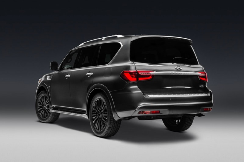 Infiniti QX80 から高級で金属的光沢感を放つリミテッドエディションが登場 大人の男を虜にする大型SUVの堅牢なフォルムに一層ラグジュアリーな要素を加えた「日産」の意欲作  Infiniti QX80は、どこにでも存在するただのSUVではない。「日産」が誇る先進技術を搭載し、パワフルな走りと広々とした室内空間を特徴とする大型SUVは、小慣れた大人の男たちをも虜にしてしまう極上のドライビング体験を提供してくれる一台なのだ。  微調整を加えた限定エディション“Anthracite Gray”は、無骨な22インチ9本スポークアルミホイールを履き、ステンレス製のスチールランニングボード、光沢感のあるクロームグリル、ルーフレール、改良版のフロント/リアバンパーなど、エクステリアは文句なしの仕上がり。また、7人乗りのゆとりある車内は、2トーンのセミアニリンレザーを纏うアルカンタラシート、気孔入りのアッシュウッドトリム、最高級スエードのヘッドライナーと細部まで抜かりなく、400Hp/5.6リッターV8気筒エンジンと「日産」の新しい荷重コントロール技術“Hydraulic Body Motion Control”のコンビネーションが、オンロードでの操縦安定性および乗り心地を高度に両立している。  その他にも車線逸脱防止支援システム、インテリジェントクルーズコントロール（全車速追従・ナビ協調機能付）、インテリジェント ルームミラーなどを搭載し、ドライバー目線で設計されたInfiniti QX80は、現代版SUVの中でも最高位に位置するモデルのはずだ。  クルマ好きの方は、「Lexus（レクサス）」が発表した650台限定のRC F Sport Blackラインや、2019年に向けたMustang（マスタング）の新型モデルなどもあわせてご確認を。 HYPEBEAST ハイプビースト