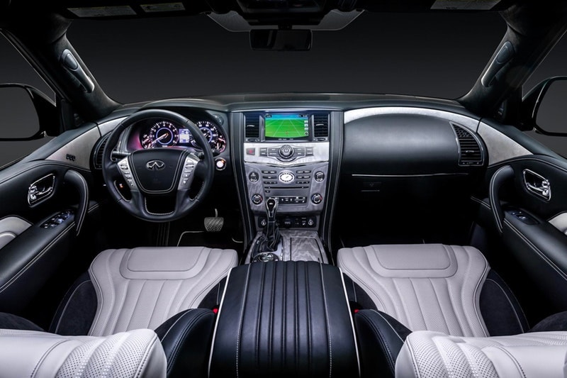 Infiniti QX80 から高級で金属的光沢感を放つリミテッドエディションが登場 大人の男を虜にする大型SUVの堅牢なフォルムに一層ラグジュアリーな要素を加えた「日産」の意欲作  Infiniti QX80は、どこにでも存在するただのSUVではない。「日産」が誇る先進技術を搭載し、パワフルな走りと広々とした室内空間を特徴とする大型SUVは、小慣れた大人の男たちをも虜にしてしまう極上のドライビング体験を提供してくれる一台なのだ。  微調整を加えた限定エディション“Anthracite Gray”は、無骨な22インチ9本スポークアルミホイールを履き、ステンレス製のスチールランニングボード、光沢感のあるクロームグリル、ルーフレール、改良版のフロント/リアバンパーなど、エクステリアは文句なしの仕上がり。また、7人乗りのゆとりある車内は、2トーンのセミアニリンレザーを纏うアルカンタラシート、気孔入りのアッシュウッドトリム、最高級スエードのヘッドライナーと細部まで抜かりなく、400Hp/5.6リッターV8気筒エンジンと「日産」の新しい荷重コントロール技術“Hydraulic Body Motion Control”のコンビネーションが、オンロードでの操縦安定性および乗り心地を高度に両立している。  その他にも車線逸脱防止支援システム、インテリジェントクルーズコントロール（全車速追従・ナビ協調機能付）、インテリジェント ルームミラーなどを搭載し、ドライバー目線で設計されたInfiniti QX80は、現代版SUVの中でも最高位に位置するモデルのはずだ。  クルマ好きの方は、「Lexus（レクサス）」が発表した650台限定のRC F Sport Blackラインや、2019年に向けたMustang（マスタング）の新型モデルなどもあわせてご確認を。 HYPEBEAST ハイプビースト