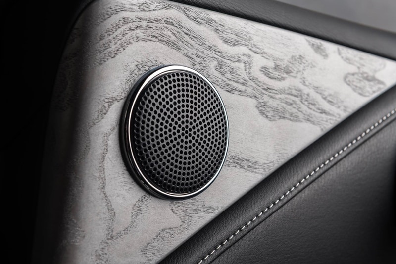 Infiniti QX80 から高級で金属的光沢感を放つリミテッドエディションが登場 大人の男を虜にする大型SUVの堅牢なフォルムに一層ラグジュアリーな要素を加えた「日産」の意欲作  Infiniti QX80は、どこにでも存在するただのSUVではない。「日産」が誇る先進技術を搭載し、パワフルな走りと広々とした室内空間を特徴とする大型SUVは、小慣れた大人の男たちをも虜にしてしまう極上のドライビング体験を提供してくれる一台なのだ。  微調整を加えた限定エディション“Anthracite Gray”は、無骨な22インチ9本スポークアルミホイールを履き、ステンレス製のスチールランニングボード、光沢感のあるクロームグリル、ルーフレール、改良版のフロント/リアバンパーなど、エクステリアは文句なしの仕上がり。また、7人乗りのゆとりある車内は、2トーンのセミアニリンレザーを纏うアルカンタラシート、気孔入りのアッシュウッドトリム、最高級スエードのヘッドライナーと細部まで抜かりなく、400Hp/5.6リッターV8気筒エンジンと「日産」の新しい荷重コントロール技術“Hydraulic Body Motion Control”のコンビネーションが、オンロードでの操縦安定性および乗り心地を高度に両立している。  その他にも車線逸脱防止支援システム、インテリジェントクルーズコントロール（全車速追従・ナビ協調機能付）、インテリジェント ルームミラーなどを搭載し、ドライバー目線で設計されたInfiniti QX80は、現代版SUVの中でも最高位に位置するモデルのはずだ。  クルマ好きの方は、「Lexus（レクサス）」が発表した650台限定のRC F Sport Blackラインや、2019年に向けたMustang（マスタング）の新型モデルなどもあわせてご確認を。 HYPEBEAST ハイプビースト