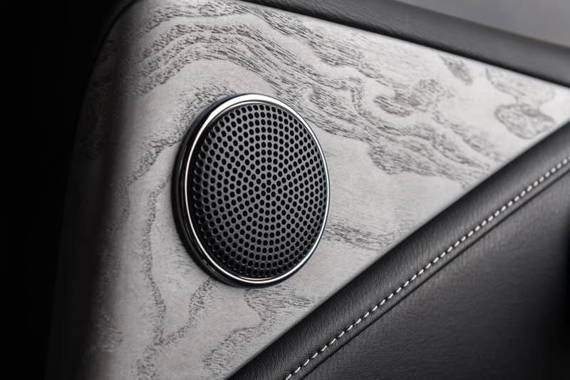 Infiniti QX80 から高級で金属的光沢感を放つリミテッドエディションが登場 大人の男を虜にする大型SUVの堅牢なフォルムに一層ラグジュアリーな要素を加えた「日産」の意欲作 Infiniti QX80は、どこにでも存在するただのSUVではない。「日産」が誇る先進技術を搭載し、パワフルな走りと広々とした室内空間を特徴とする大型SUVは、小慣れた大人の男たちをも虜にしてしまう極上のドライビング体験を提供してくれる一台なのだ。 微調整を加えた限定エディション“Anthracite Gray”は、無骨な22インチ9本スポークアルミホイールを履き、ステンレス製のスチールランニングボード、光沢感のあるクロームグリル、ルーフレール、改良版のフロント/リアバンパーなど、エクステリアは文句なしの仕上がり。また、7人乗りのゆとりある車内は、2トーンのセミアニリンレザーを纏うアルカンタラシート、気孔入りのアッシュウッドトリム、最高級スエードのヘッドライナーと細部まで抜かりなく、400Hp/5.6リッターV8気筒エンジンと「日産」の新しい荷重コントロール技術“Hydraulic Body Motion Control”のコンビネーションが、オンロードでの操縦安定性および乗り心地を高度に両立している。 その他にも車線逸脱防止支援システム、インテリジェントクルーズコントロール(全車速追従・ナビ協調機能付)、インテリジェント ルームミラーなどを搭載し、ドライバー目線で設計されたInfiniti QX80は、現代版SUVの中でも最高位に位置するモデルのはずだ。 クルマ好きの方は、「Lexus(レクサス)」が発表した650台限定のRC F Sport Blackラインや、2019年に向けたMustang(マスタング)の新型モデルなどもあわせてご確認を。 HYPEBEAST ハイプビースト