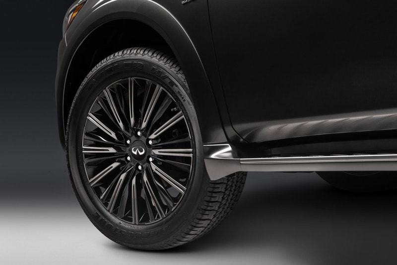 Infiniti QX80 から高級で金属的光沢感を放つリミテッドエディションが登場 大人の男を虜にする大型SUVの堅牢なフォルムに一層ラグジュアリーな要素を加えた「日産」の意欲作  Infiniti QX80は、どこにでも存在するただのSUVではない。「日産」が誇る先進技術を搭載し、パワフルな走りと広々とした室内空間を特徴とする大型SUVは、小慣れた大人の男たちをも虜にしてしまう極上のドライビング体験を提供してくれる一台なのだ。  微調整を加えた限定エディション“Anthracite Gray”は、無骨な22インチ9本スポークアルミホイールを履き、ステンレス製のスチールランニングボード、光沢感のあるクロームグリル、ルーフレール、改良版のフロント/リアバンパーなど、エクステリアは文句なしの仕上がり。また、7人乗りのゆとりある車内は、2トーンのセミアニリンレザーを纏うアルカンタラシート、気孔入りのアッシュウッドトリム、最高級スエードのヘッドライナーと細部まで抜かりなく、400Hp/5.6リッターV8気筒エンジンと「日産」の新しい荷重コントロール技術“Hydraulic Body Motion Control”のコンビネーションが、オンロードでの操縦安定性および乗り心地を高度に両立している。  その他にも車線逸脱防止支援システム、インテリジェントクルーズコントロール（全車速追従・ナビ協調機能付）、インテリジェント ルームミラーなどを搭載し、ドライバー目線で設計されたInfiniti QX80は、現代版SUVの中でも最高位に位置するモデルのはずだ。  クルマ好きの方は、「Lexus（レクサス）」が発表した650台限定のRC F Sport Blackラインや、2019年に向けたMustang（マスタング）の新型モデルなどもあわせてご確認を。 HYPEBEAST ハイプビースト